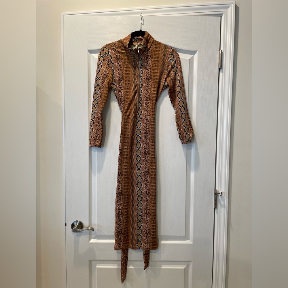 Snake print shape curvy midi dress w/ removable waist tie. Small. Stretch. New